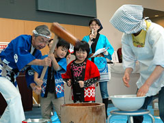 餅つきで病院職員と子供たちが交流