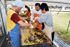 焼きそばを焼き上げる病院職員ら