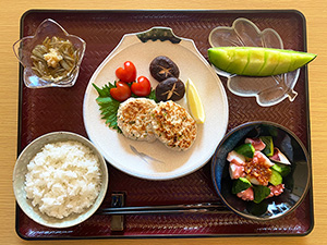 ねぎたっぷりつくねと豆板醤のピリ辛和え物（写真）