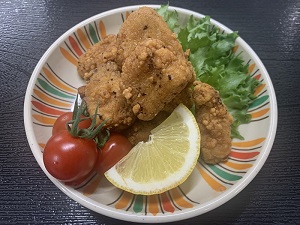 ご飯にもお酒にも合う！サメの竜田揚げ（写真）